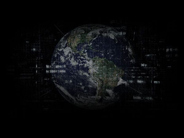 Planeta terra envolto em códigos e linhas transmitindo a ideia de conexões