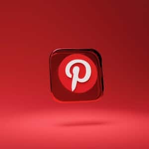 Logotipo do Pinterest em uma espécie de pastilha de vidro em um fundo vermelho