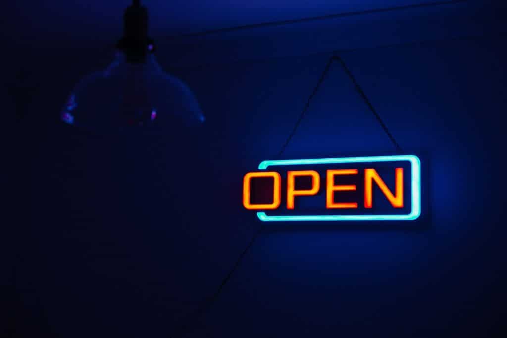Sinal de aberto, luzes neon, iluminação.