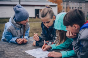 Crianças desenhando em um projeto social.