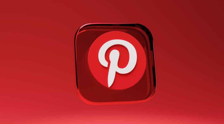 Logotipo do Pinterest em uma espécie de pastilha de vidro em um fundo vermelho