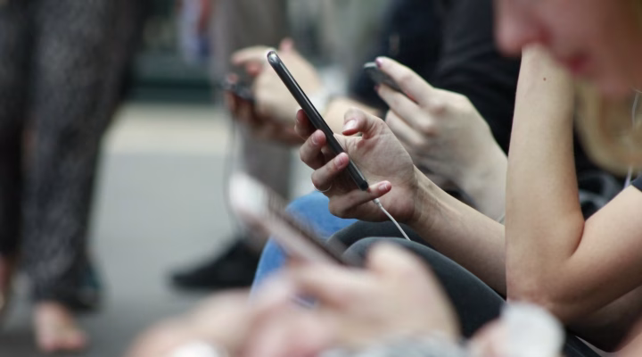 Pessoas consumindo conteúdo para Instagram