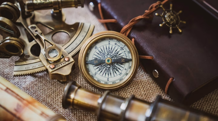 Bússola e outros instrumentos de navegação sobre a mesa, em referência ao reposicionamento de marca