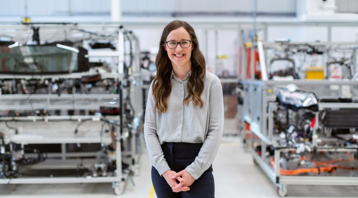 Mulher dentro de um ambiente com potencial para profissionalizar o marketing na indústria