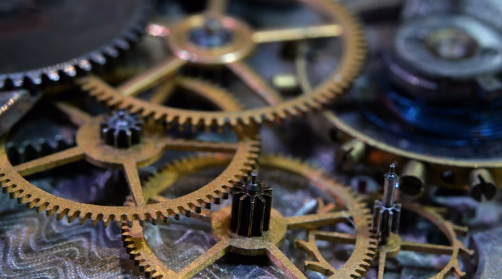 Engrenagens trabalhando em conjunto em uma metáfora visual sobre o papel de cada um e a diferença entre marketing e branding